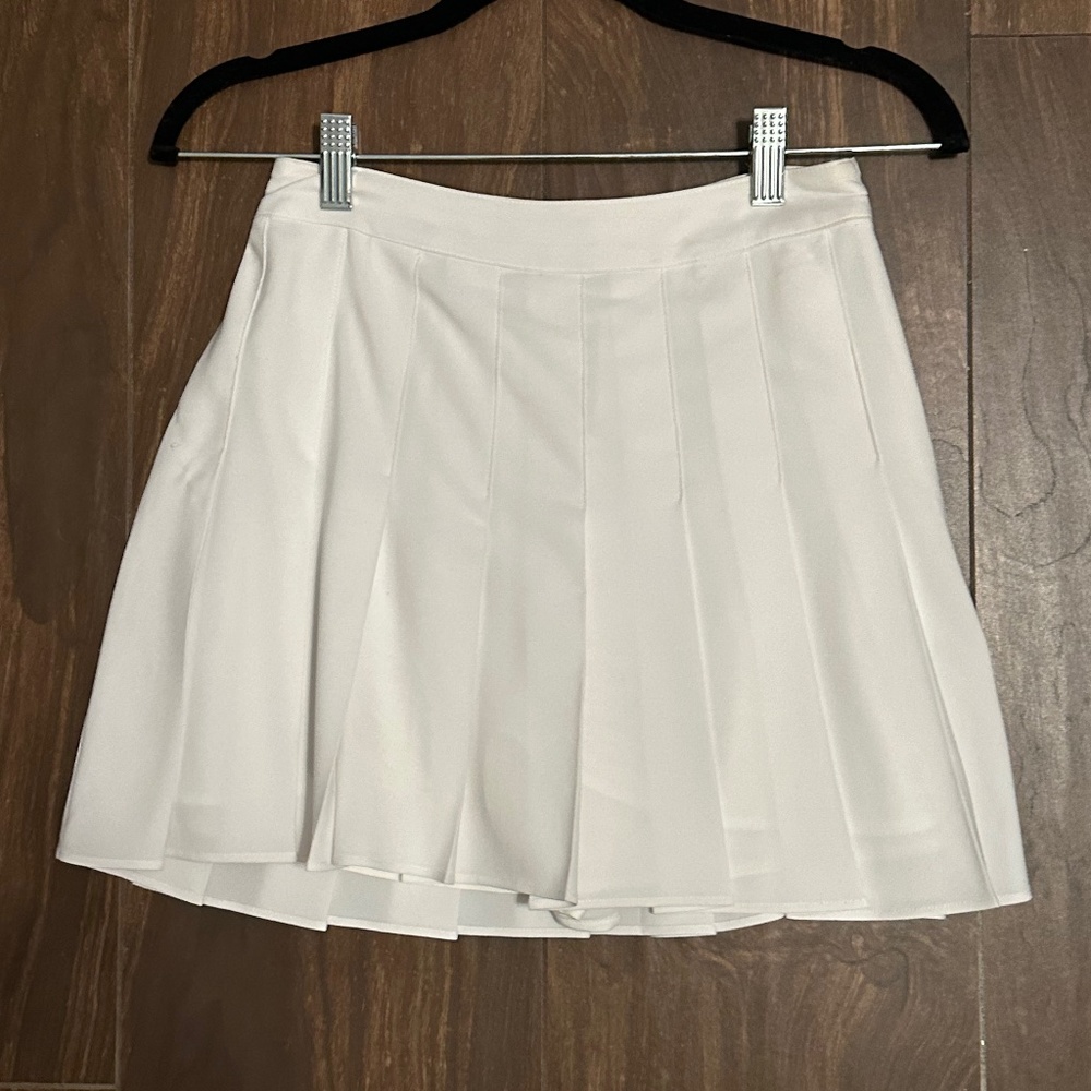 Abercrombie white tennis skirt in size XS